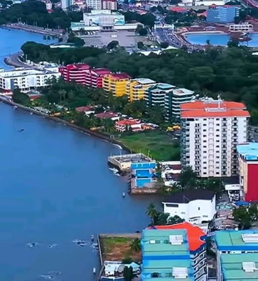 Vue aérienne des immeubles au bord de l’eau