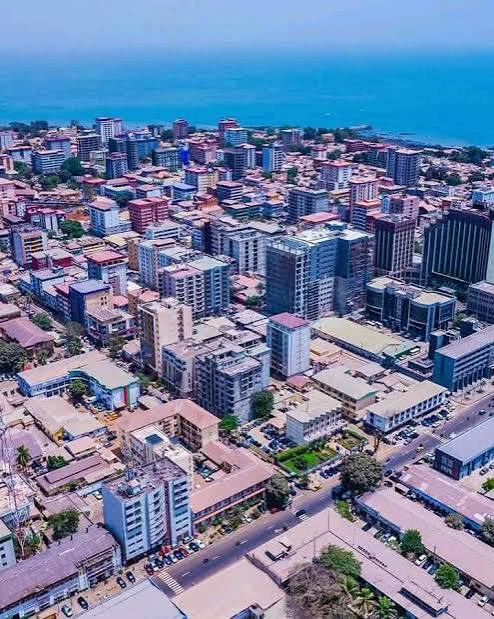 Quartier d’affaires et horizon maritime