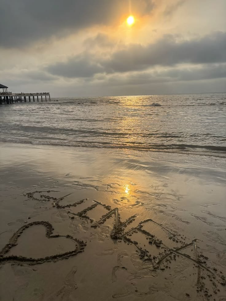 Coucher de soleil sur la plage et l’océan